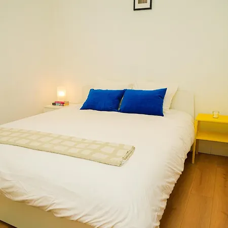 Lovely 1br & 1lr For 4p, Only 15 Min Walk To Center 아파트