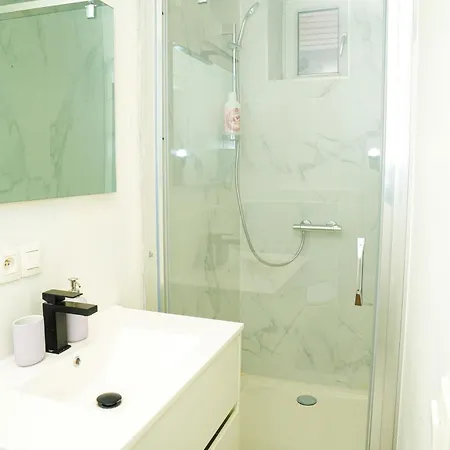 Lovely 1br & 1lr For 4p, Only 15 Min Walk To Center 아파트