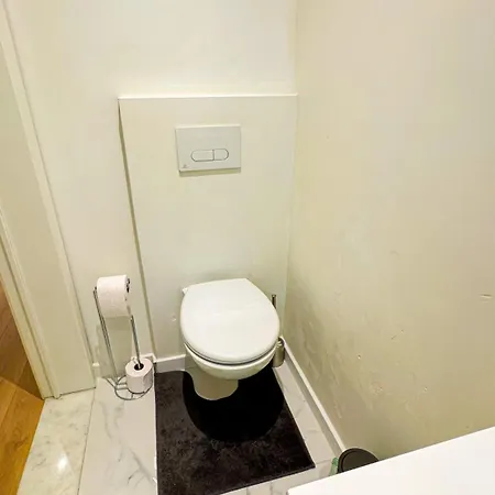 Lovely 1br & 1lr For 4p, Only 15 Min Walk To Center Апартаменти