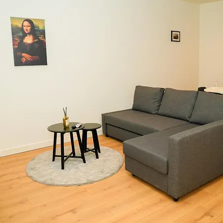 Lovely 1br & 1lr For 4p, Only 15 Min Walk To Center