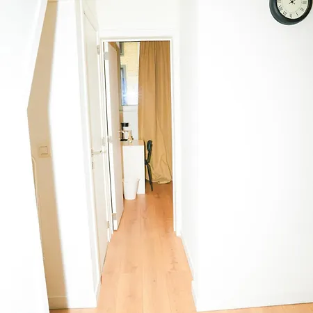 Lovely 1br & 1lr For 4p, Only 15 Min Walk To Center