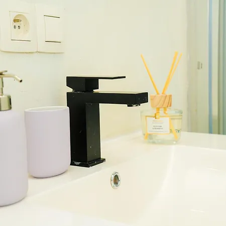 Lovely 1br & 1lr For 4p, Only 15 Min Walk To Center Апартаменти *