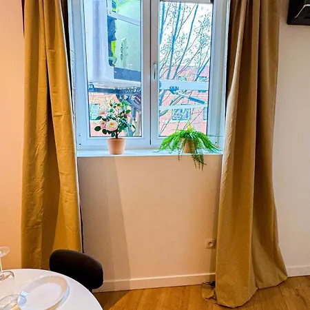 Апартаменти Lovely 1br & 1lr For 4p, Only 15 Min Walk To Center *