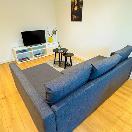 Апартаменти Lovely 1br & 1lr For 4p, Only 15 Min Walk To Center