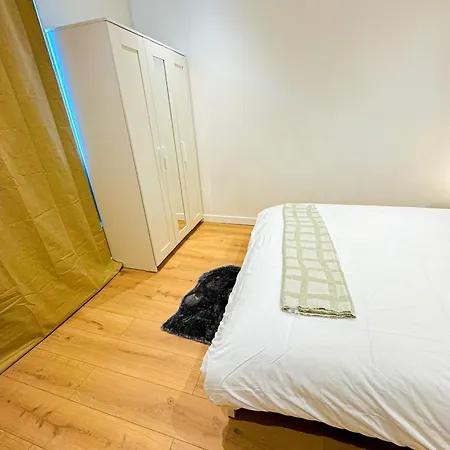 Lovely 1br & 1lr For 4p, Only 15 Min Walk To Center Lejlighed *