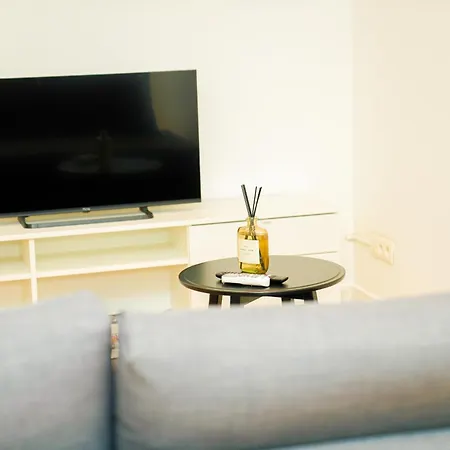Lovely 1br & 1lr For 4p, Only 15 Min Walk To Center Lejlighed
