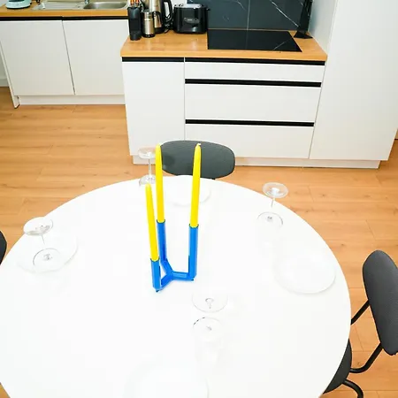 Lovely 1br & 1lr For 4p, Only 15 Min Walk To Center