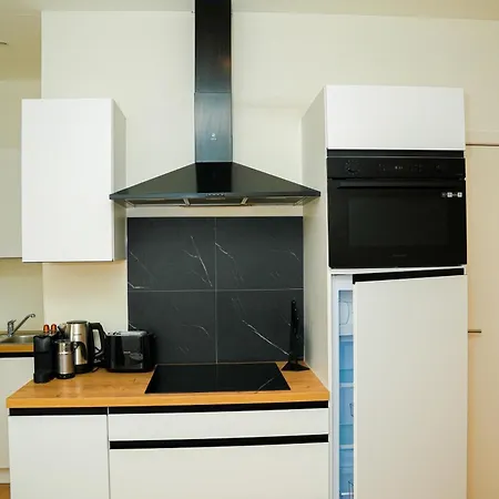 Апартаменти Lovely 1br & 1lr For 4p, Only 15 Min Walk To Center *