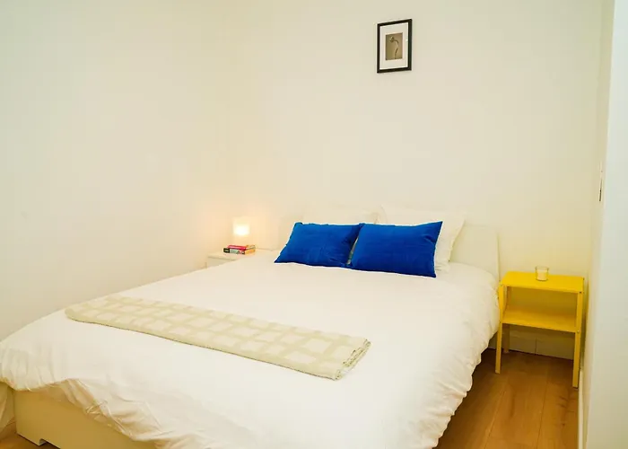 Lovely 1br & 1lr For 4p, Only 15 Min Walk To Center