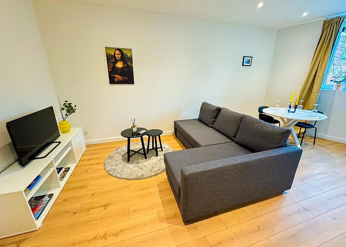 Lovely 1br & 1lr For 4p, Only 15 Min Walk To Center *