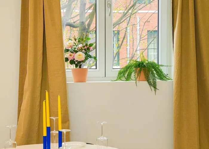 Lovely 1br & 1lr For 4p, Only 15 Min Walk To Center Апартаменты