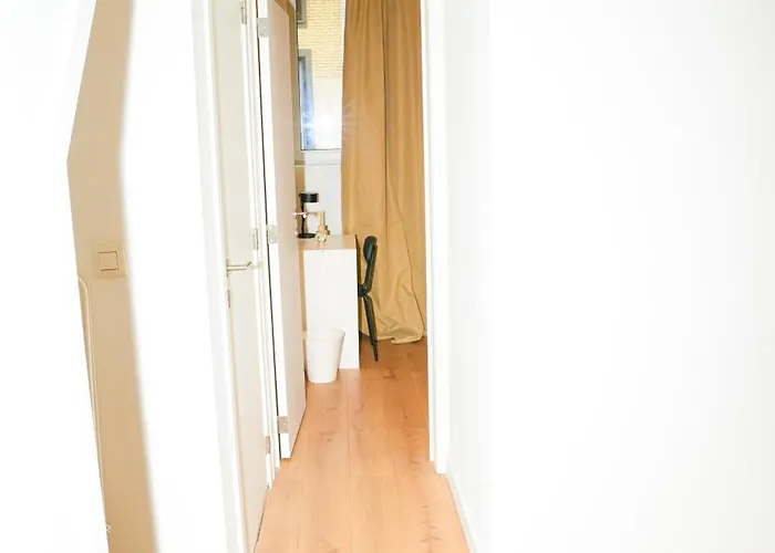 Lovely 1br & 1lr For 4p, Only 15 Min Walk To Center