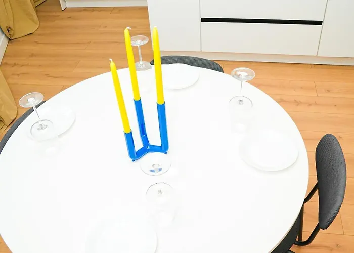 Апартаменты Lovely 1br & 1lr For 4p, Only 15 Min Walk To Center *