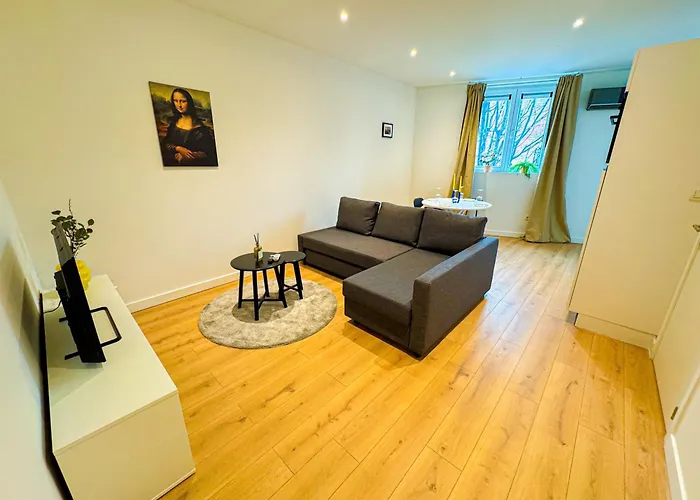 Апартаменты Lovely 1br & 1lr For 4p, Only 15 Min Walk To Center *