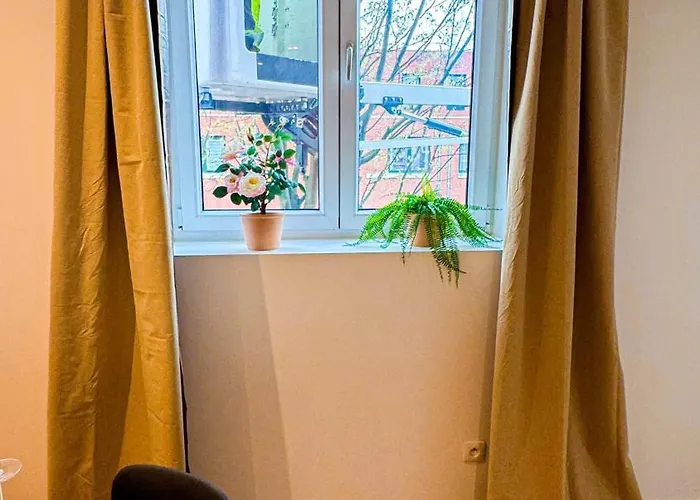 Апартаменты Lovely 1br & 1lr For 4p, Only 15 Min Walk To Center *