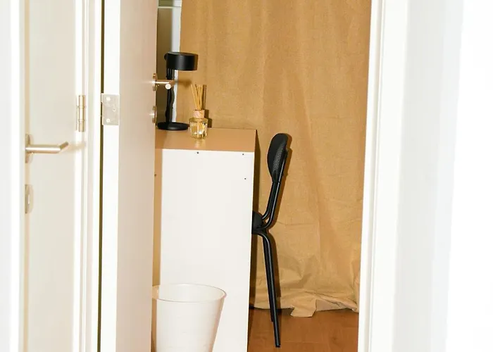 Lovely 1br & 1lr For 4p, Only 15 Min Walk To Center Апартаменты