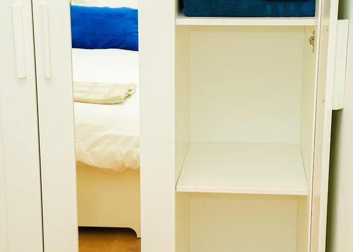 Lovely 1br & 1lr For 4p, Only 15 Min Walk To Center Апартаменты *