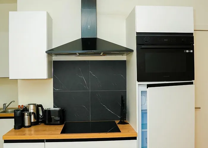 Апартаменты Lovely 1br & 1lr For 4p, Only 15 Min Walk To Center *