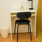 Lovely 1br & 1lr For 4p, Only 15 Min Walk To Center