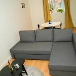 Lovely 1br & 1lr For 4p, Only 15 Min Walk To Center شقة خنت