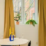 Lovely 1br & 1lr For 4p, Only 15 Min Walk To Center شقة