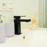 Lovely 1br & 1lr For 4p, Only 15 Min Walk To Center شقة *