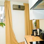 شقة Lovely 1br & 1lr For 4p, Only 15 Min Walk To Center خنت