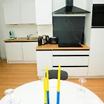 Lovely 1br & 1lr For 4p, Only 15 Min Walk To Center خنت