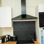 Lovely 1br & 1lr For 4p, Only 15 Min Walk To Center شقة