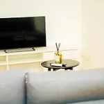 Lovely 1br & 1lr For 4p, Only 15 Min Walk To Center شقة