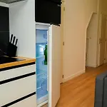 Lovely 1br & 1lr For 4p, Only 15 Min Walk To Center شقة