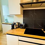 شقة Lovely 1br & 1lr For 4p, Only 15 Min Walk To Center