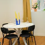 Lovely 1br & 1lr For 4p, Only 15 Min Walk To Center خنت