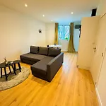 Lovely 1br & 1lr For 4p, Only 15 Min Walk To Center شقة