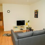 Lovely 1br & 1lr For 4p, Only 15 Min Walk To Center شقة خنت