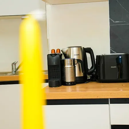 Lovely 1br & 1lr For 4p, Only 15 Min Walk To Center شقة *