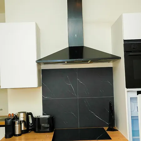 Lovely 1br & 1lr For 4p, Only 15 Min Walk To Center Apartamento